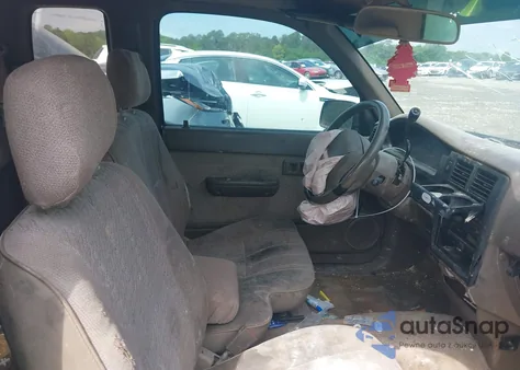 1995 Toyota Tacoma Xtracab z USA, uszkodzony, nr VIN 4TAUN53B2SZ019575